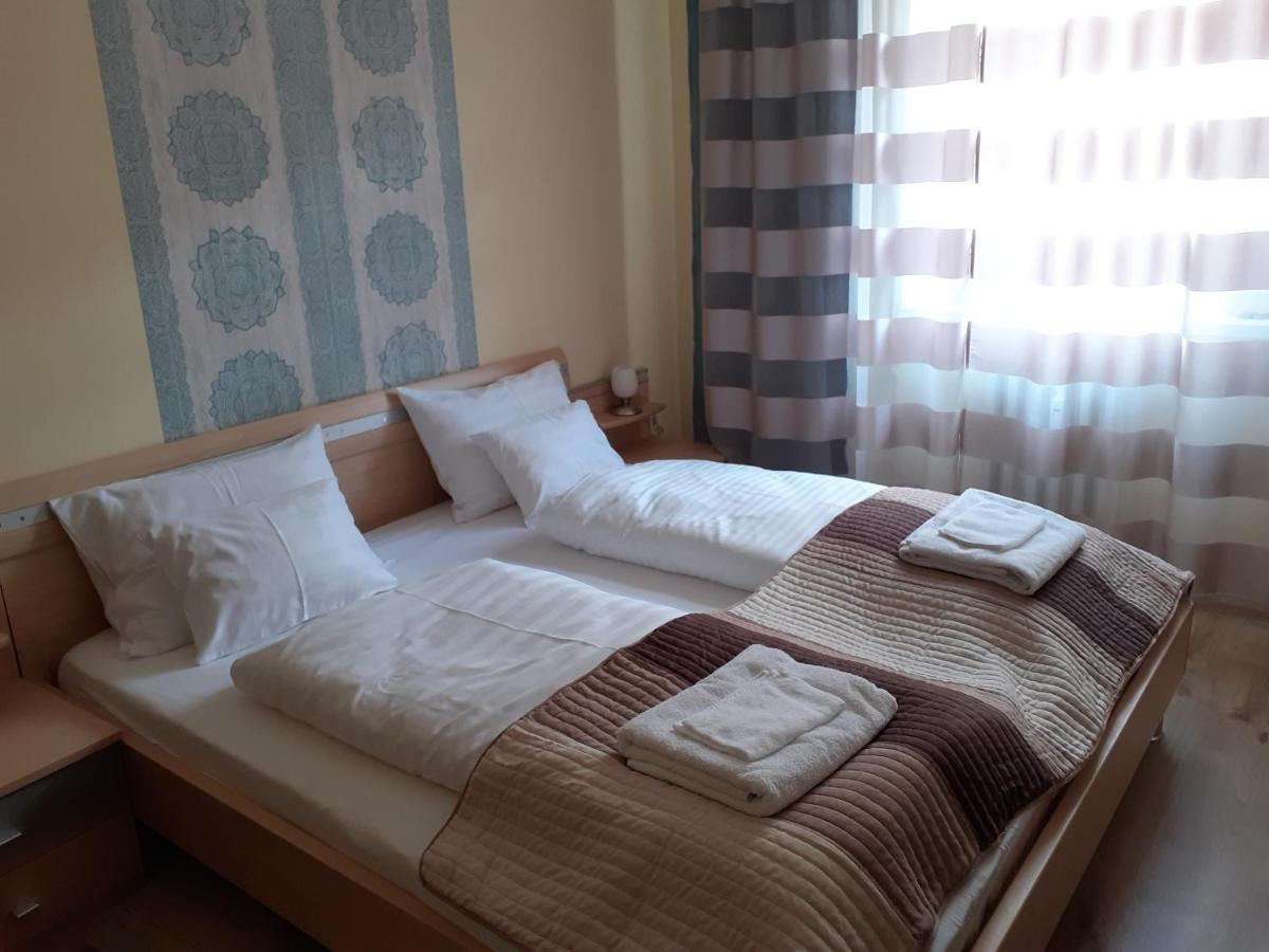Macskafogo, Tunderi Szallas A Belvarosban Győr Buitenkant foto