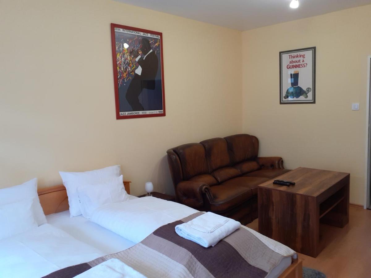 Macskafogo, Tunderi Szallas A Belvarosban Győr Buitenkant foto