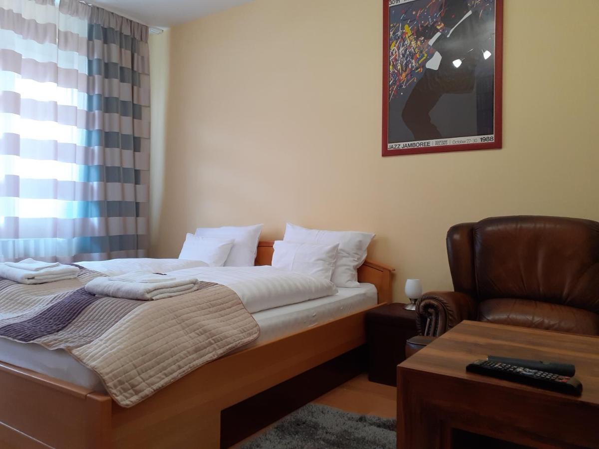 Macskafogo, Tunderi Szallas A Belvarosban Győr Buitenkant foto